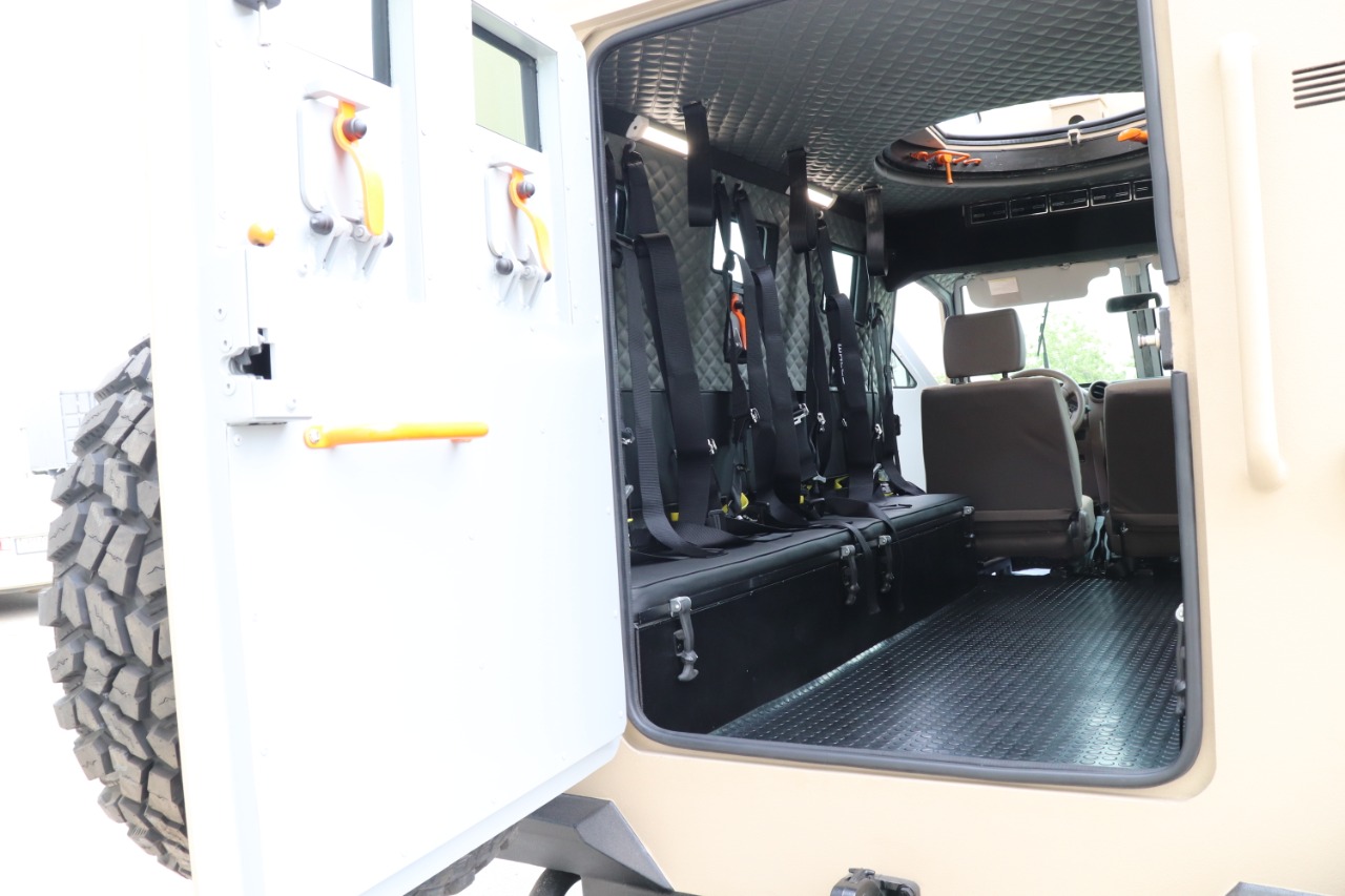 amored personnel carrier land cruiser 79 tygra (1)